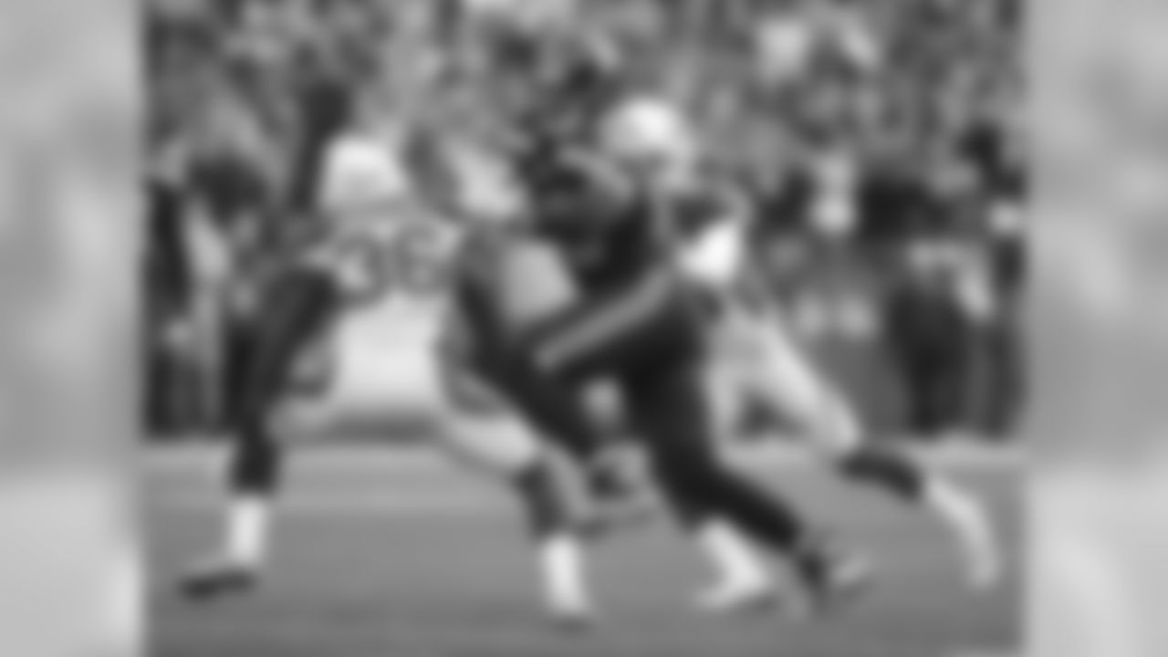 Seahawks TE Jimmy Graham with the stiff arm on Cardinals S Budda Baker