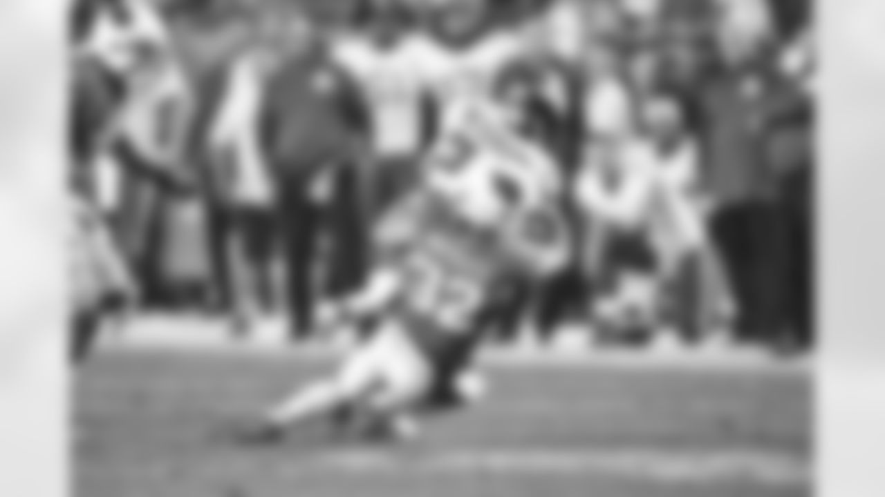 S Tyrann Mathieu brings down Vikings RB Adrian Peterson