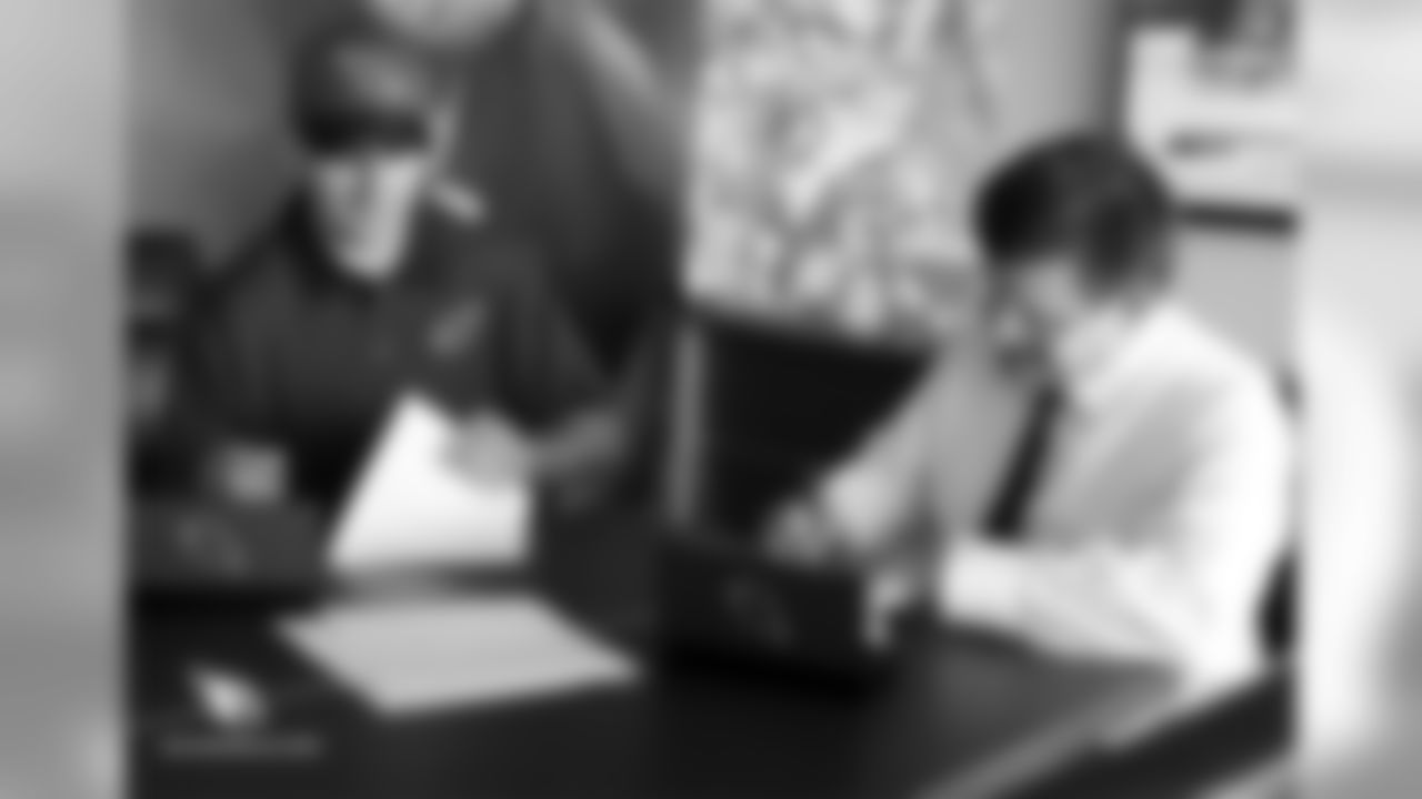 QB Josh Rosen (left) and team president Michael Bidwill sign the contract