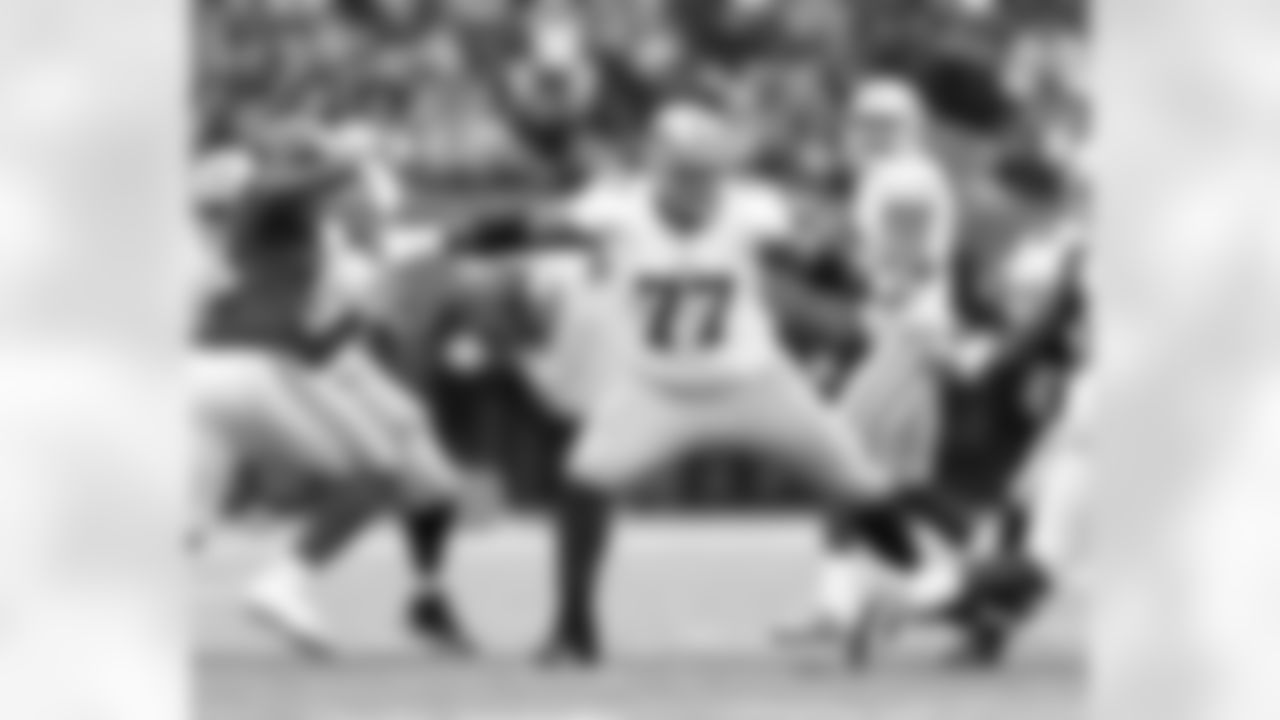 Iupati blocking for 49ers QB Colin Kaepernick against the Giants in 2014