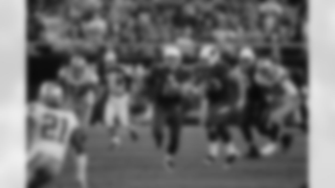 John Skelton scrambles for 16 yards in the 2nd quarter