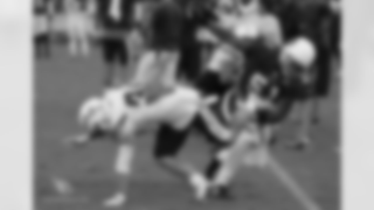 LB Kevin Minter covering Chargers RB Danny Woodhead