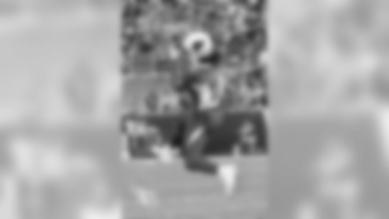 WR Larry Fitzgerald makes an acrobatic catch.