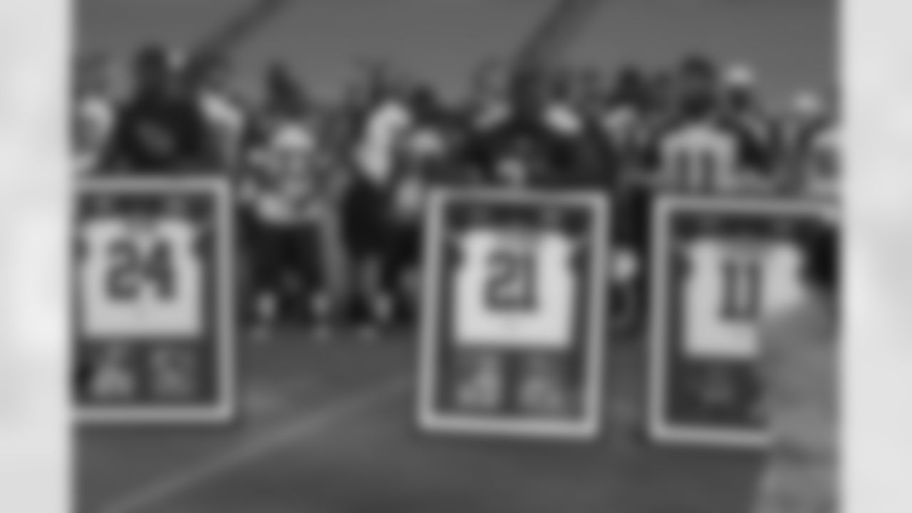 This year's Pro Bowlers get their framed jerseys