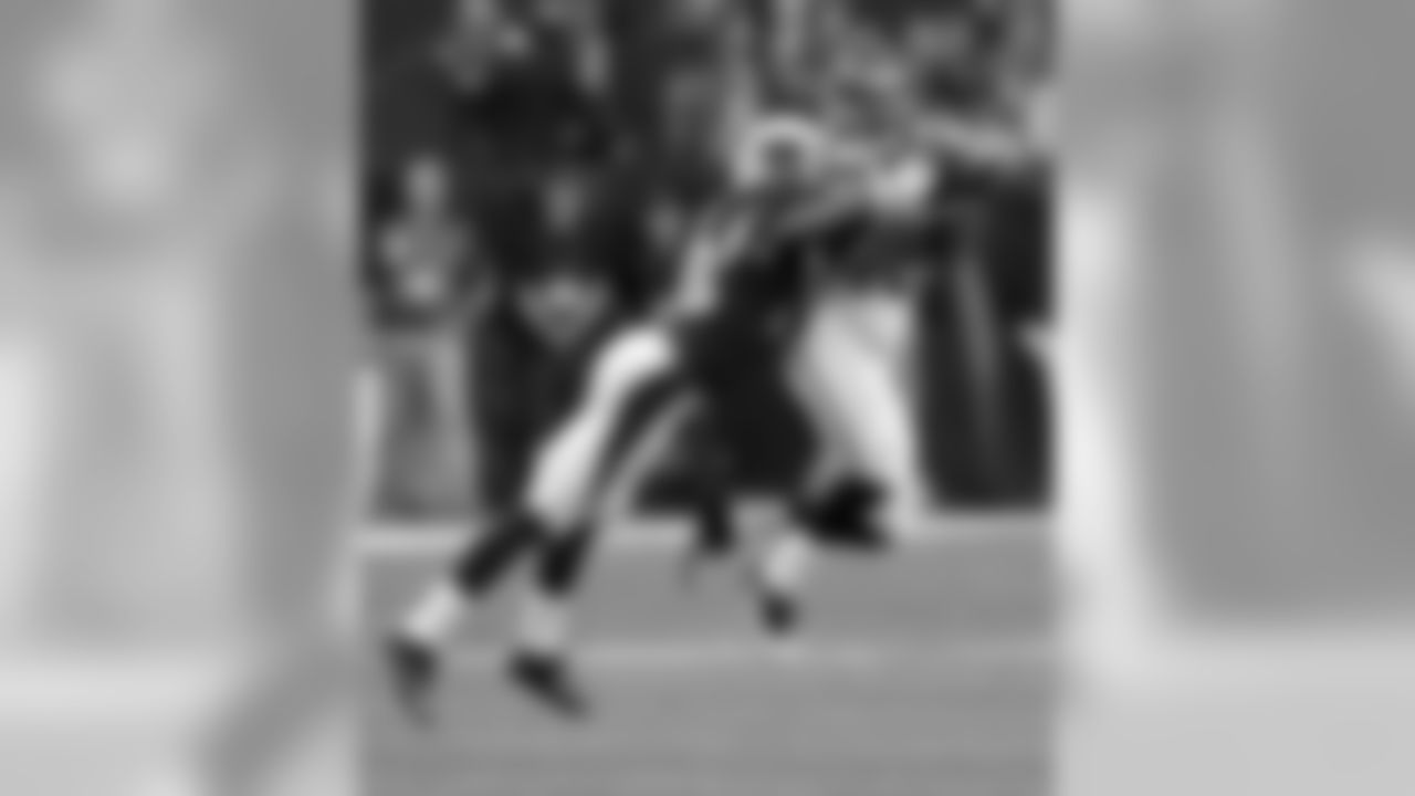 Seahawks WR Tyler Lockett catches a pass in front of CB Justin Bethel
