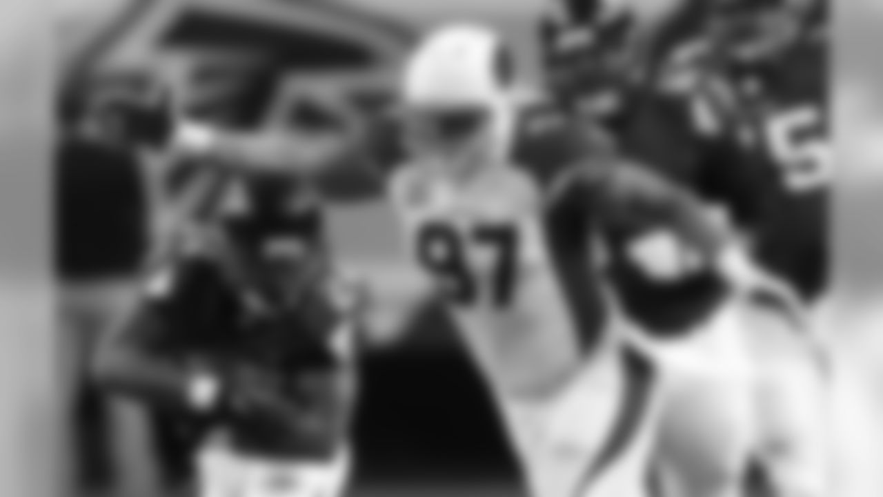 LB Lorenzo Alexander goes after Falcons RB Devonta Freeman