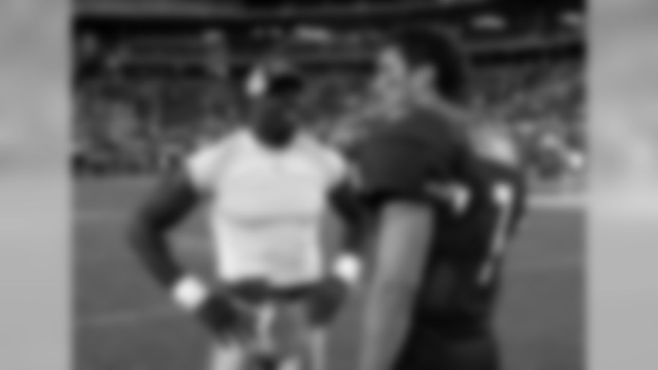 2006: Cowboys WR Terrell Owens (left) with Cardinals QB Matt Leinart