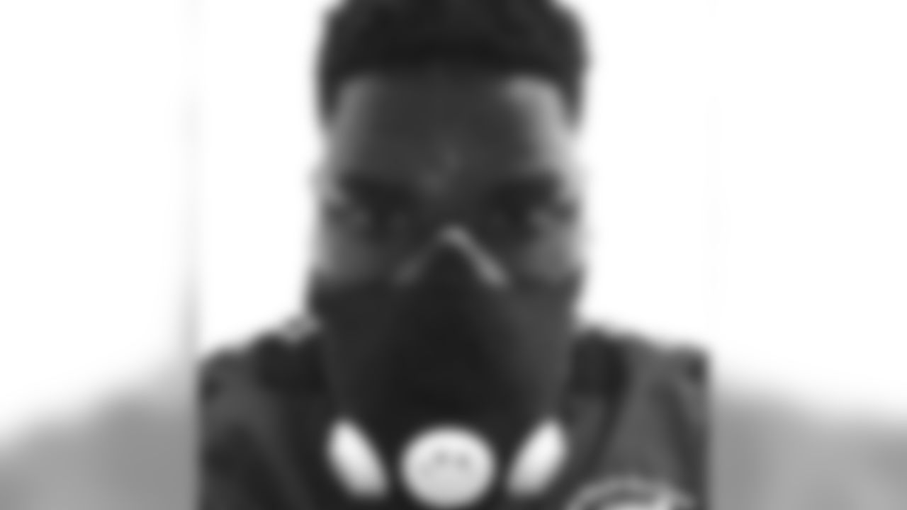 LB Sean Weatherspoon (@spoonjones56) trains with a high-altitude mask
