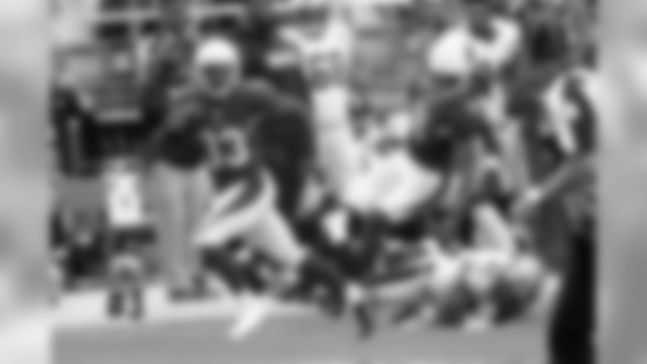 RB Kerwynn Williams races down the sideline with one shoe to give the Cardinals an early 7-0 lead in the first quarter.