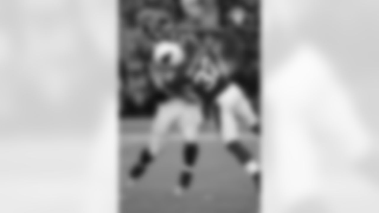 S Tyrann Mathieu wraps up Seahawks QB Russell Wilson