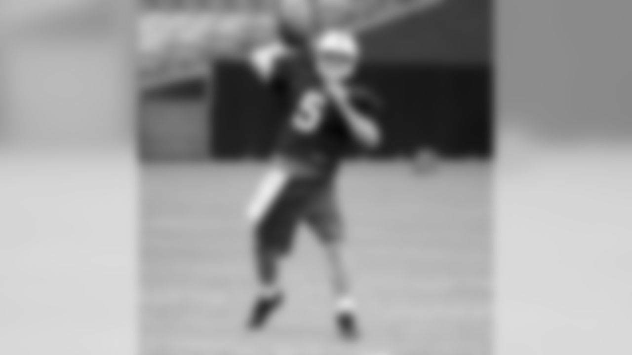 QB Drew Stanton throws a pass