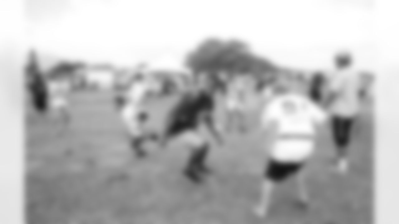 Special teamer Justin Bethel in a game with some kids during a Pro Bowl Play 60 event
