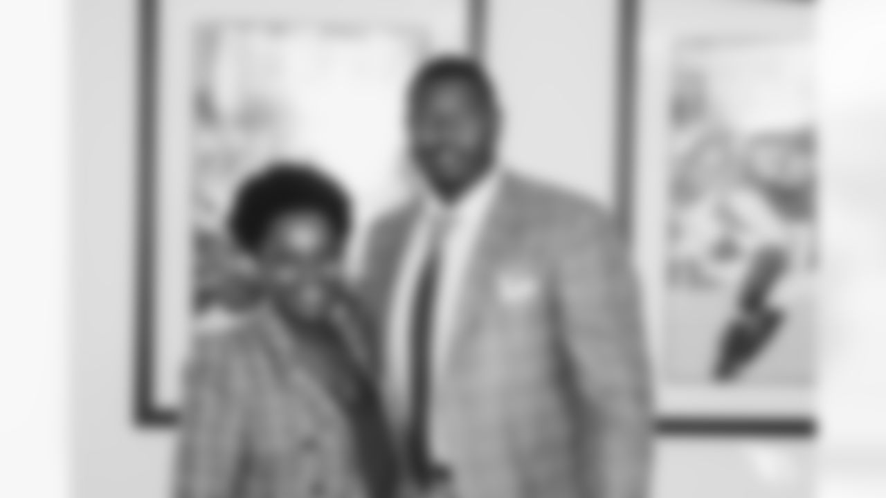 T Kelvin Beachum after signing his contract.
