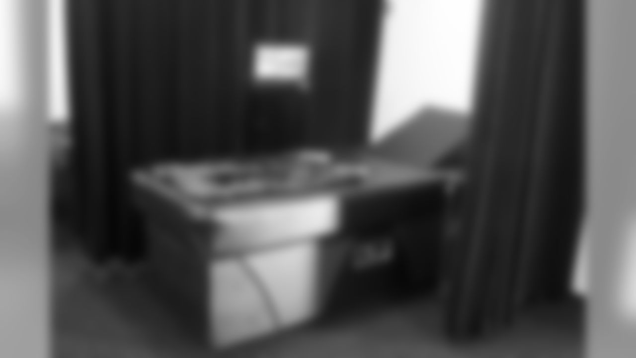 The rest and recovery room, where players can nap/decompress in the dark quiet