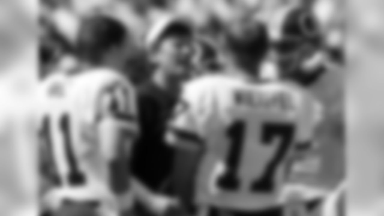 2002: Redskins coach Steve Spurrier talks with his quarterbacks