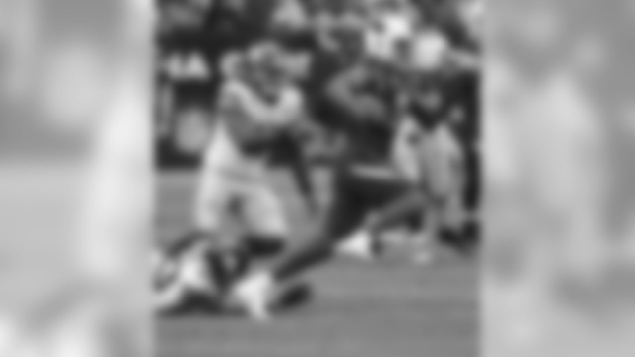 Cardinals WR Larry Fitzgerald darts across the field after the catch