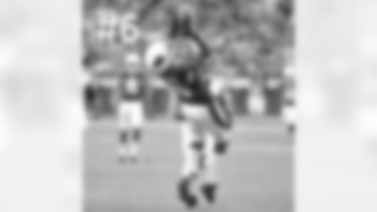 Teddy Williams catches a 51-yard pass from Carson Palmer.