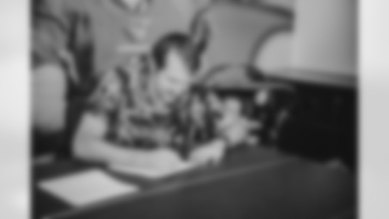 LS Aaron Brewer signs his new contract.