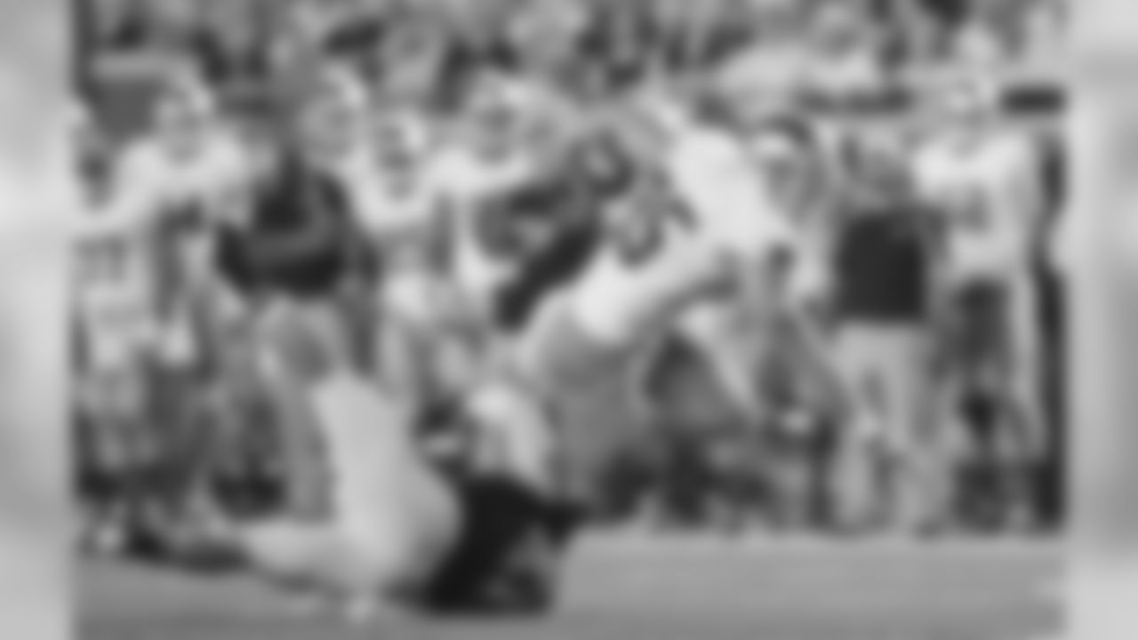 Niklas tries to avoid the grasp of Michigan LB Desmond Morgan on Sept. 7, 2013