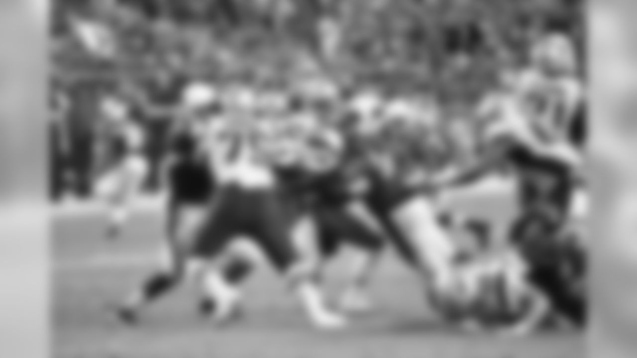 LB Chandler Jones sacks Patriots QB Jimmy Garoppolo