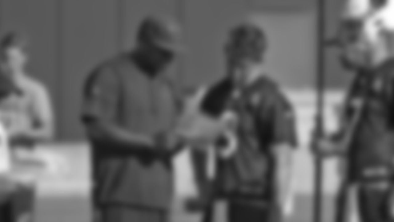 QB coach Byron Leftwich chats with QB Josh Rosen.