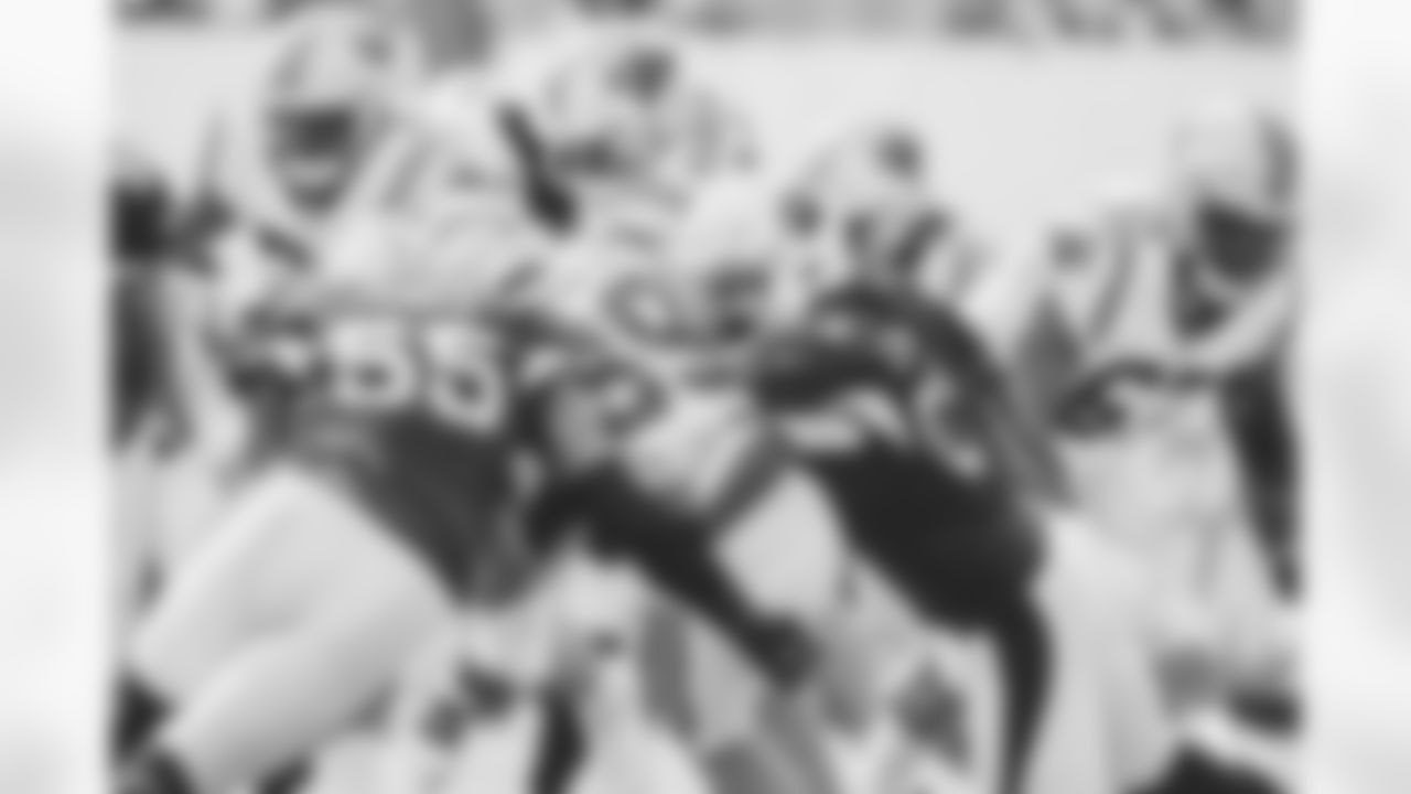 Chandler Jones (left) and De'Vondre Campbell (right) combine for the tackle.