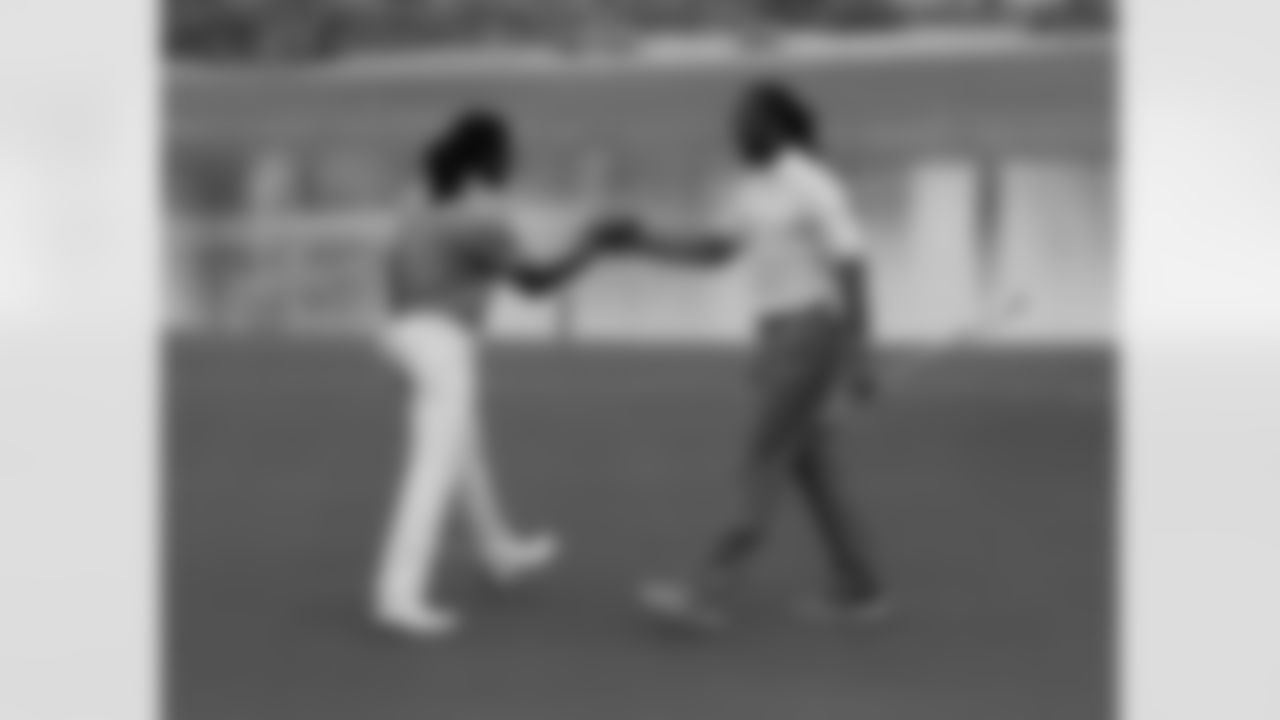 Andre Roberts congratulates Larry Fitzgerald on the made putt