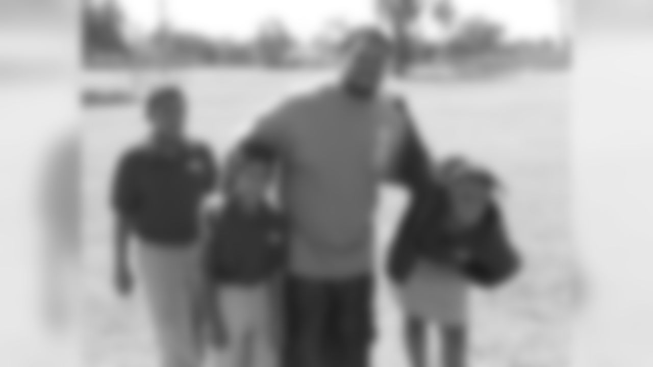 Deuce Lutui visits Cardinals Academy