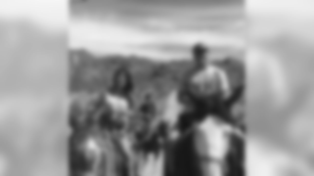 LB Alani Fua (@bigdaddyfua) getting in some horse-riding on a day off