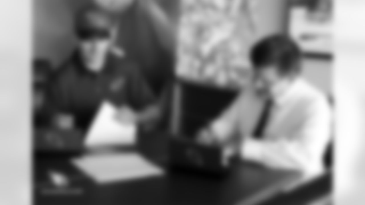QB Josh Rosen looks over his rookie contract with team president Michael Bidwill