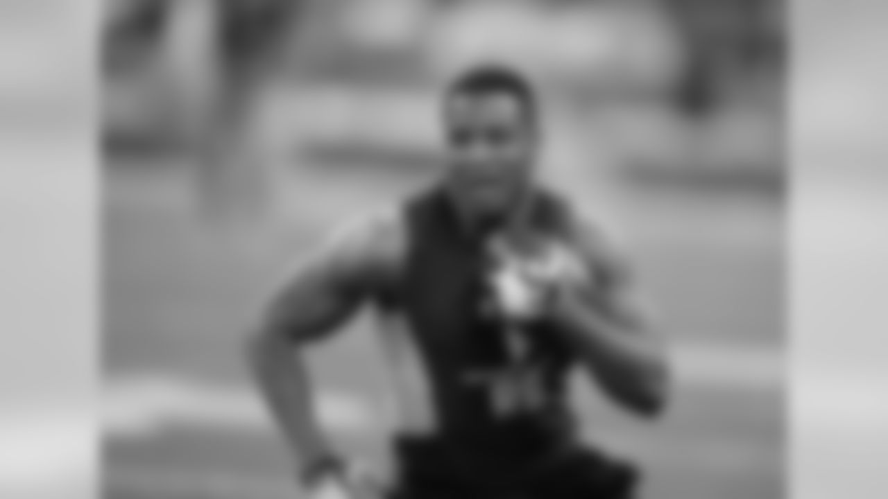 Alabama running back Kenyan Drake runs a drill at the NFL football scouting combine in Saturday, Feb. 27, 2016, in Indianapolis.