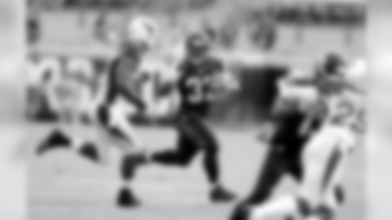 Jaguars RB Maurice Jones-Drew looks for running room against the stout Cardinals defense.