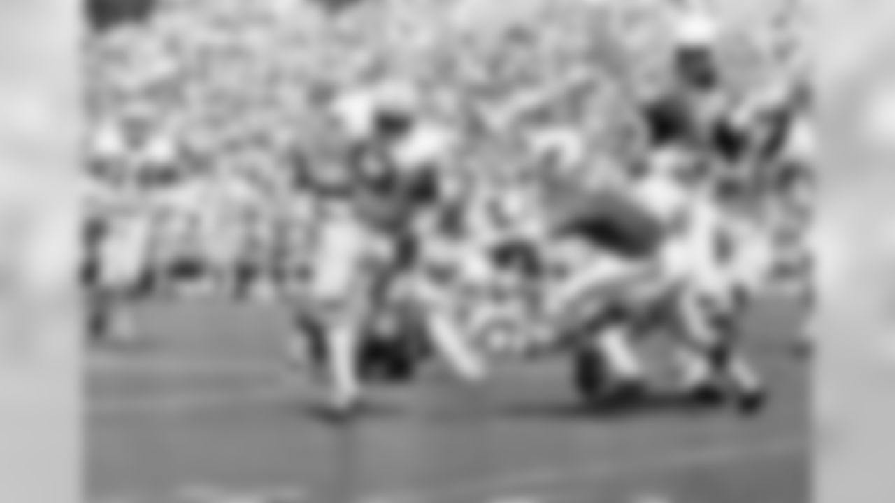 Washington Larry Brown (43) goes around right end of the St. Louis Cardinal to score during the first quarter of Sept. 27, 1970 game at St. Louis. Brown manages to get away from Cardinals Larry Wilson (8) as he scores.