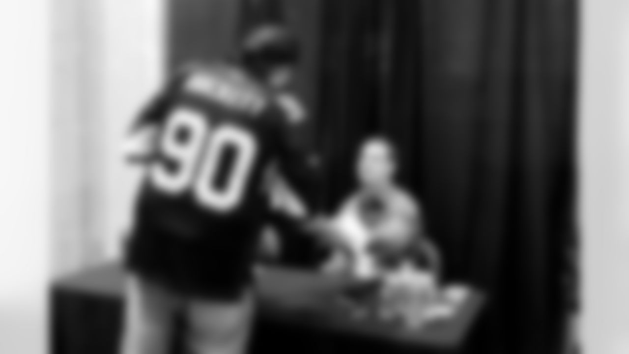 Cardinals QB Drew Stanton signs for a fan