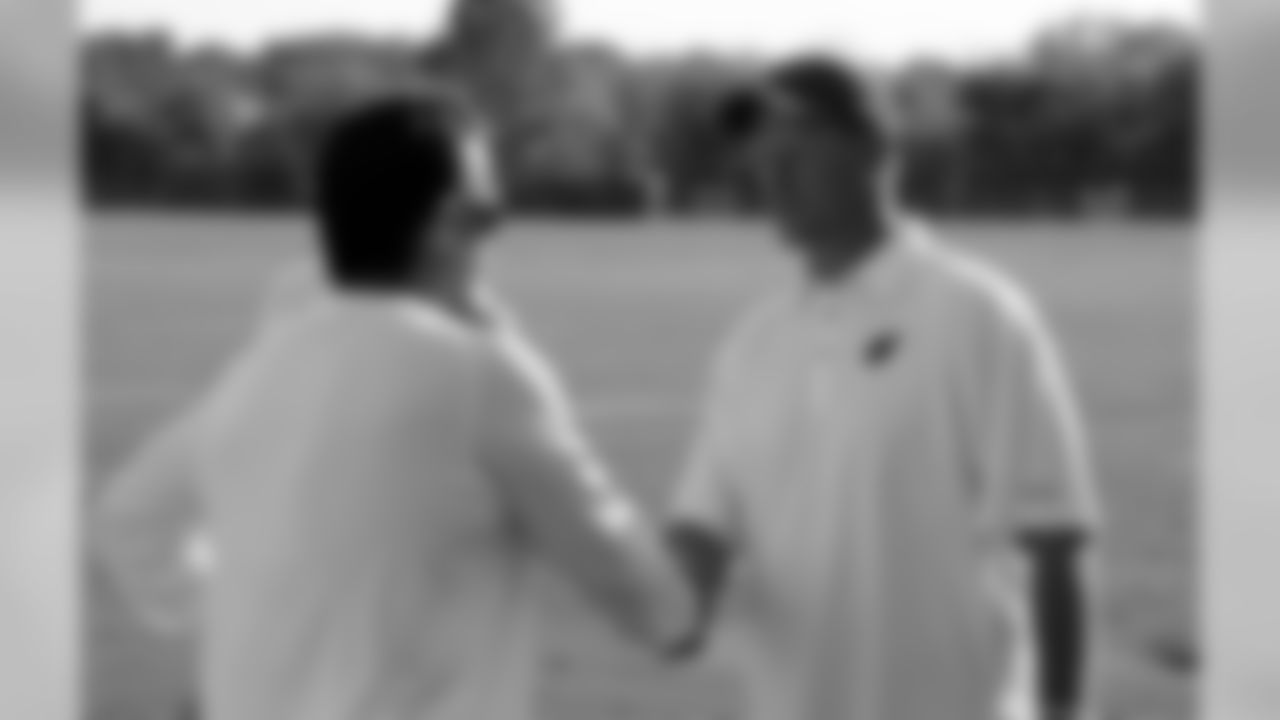 Titans coach Jeff Fisher and Cards coach Ken Whisenhunt shake hands after practice