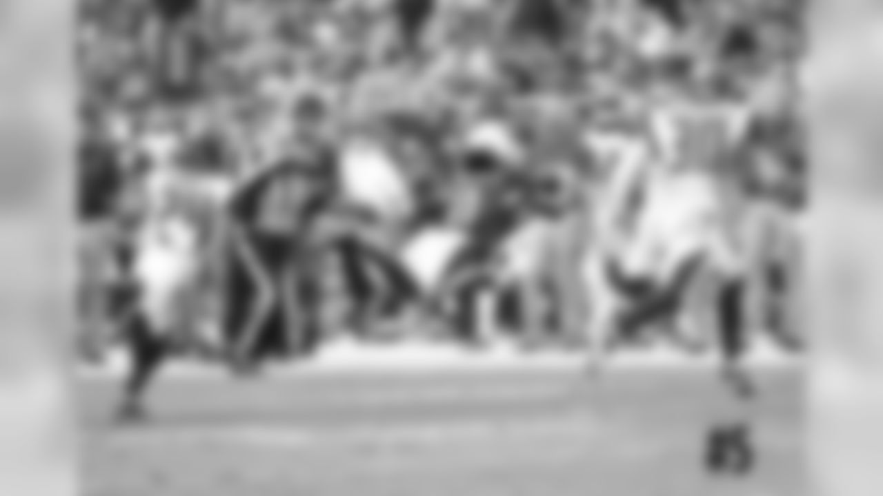 WR Larry Fitzgerald goes full extension to haul in a pass
