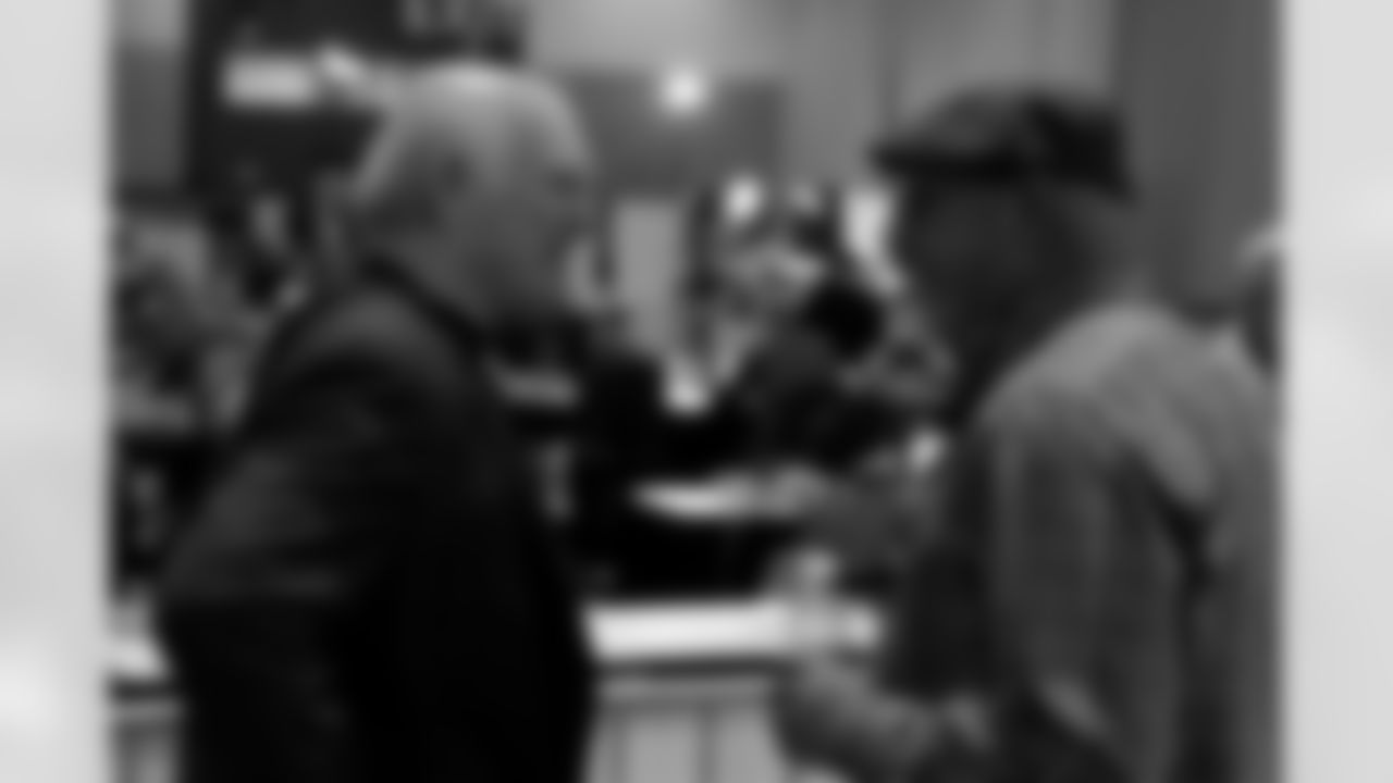 Arians talks with Hall of Fame quarterback Terry Bradshaw