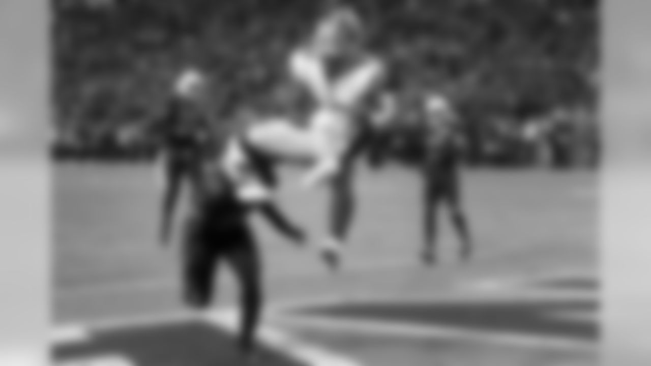 49ers wide receiver Deebo Samuel can't make the catch as Cardinals linebacker Jordan Hicks defends.