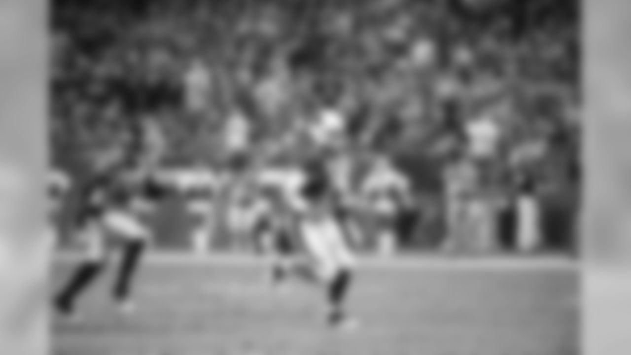QB Carson Palmer scrambles