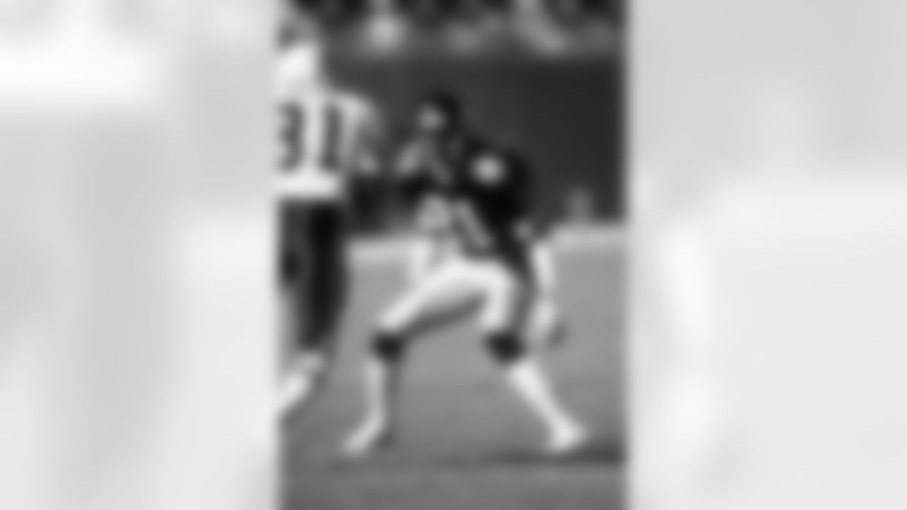 Deion Sanders in coverage 1990