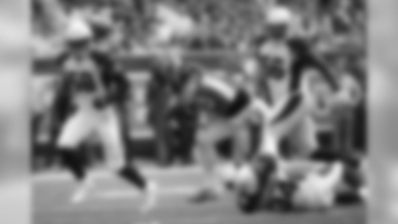 Bengals running back Joe Mixon (28) runs the ball against Arizona Cardinals defensive back Jalen Thompson (34) in the first half.