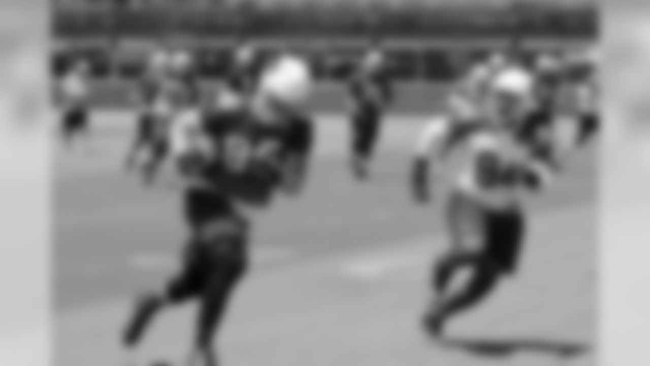 TE Jake Ballard runs with the ball as LB Sam Acho gives chase