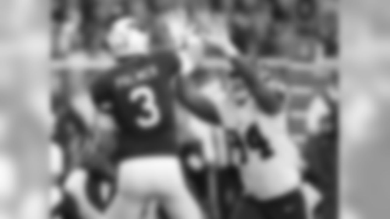 Redskins LB Preston Smith puts pressure on Cardinals QB Carson Palmer