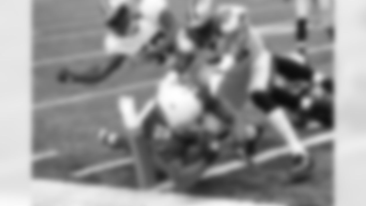 Alfonso Smith dives for the touchdown