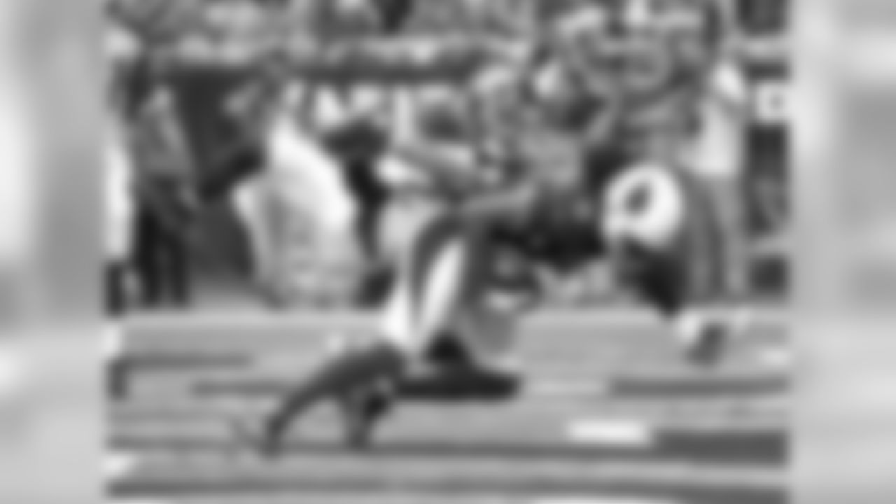 WR Larry Fitzgerald hauls in the touchdown reception in the second quarter