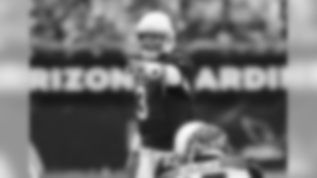 Carson Palmer points to the Bengals' defense