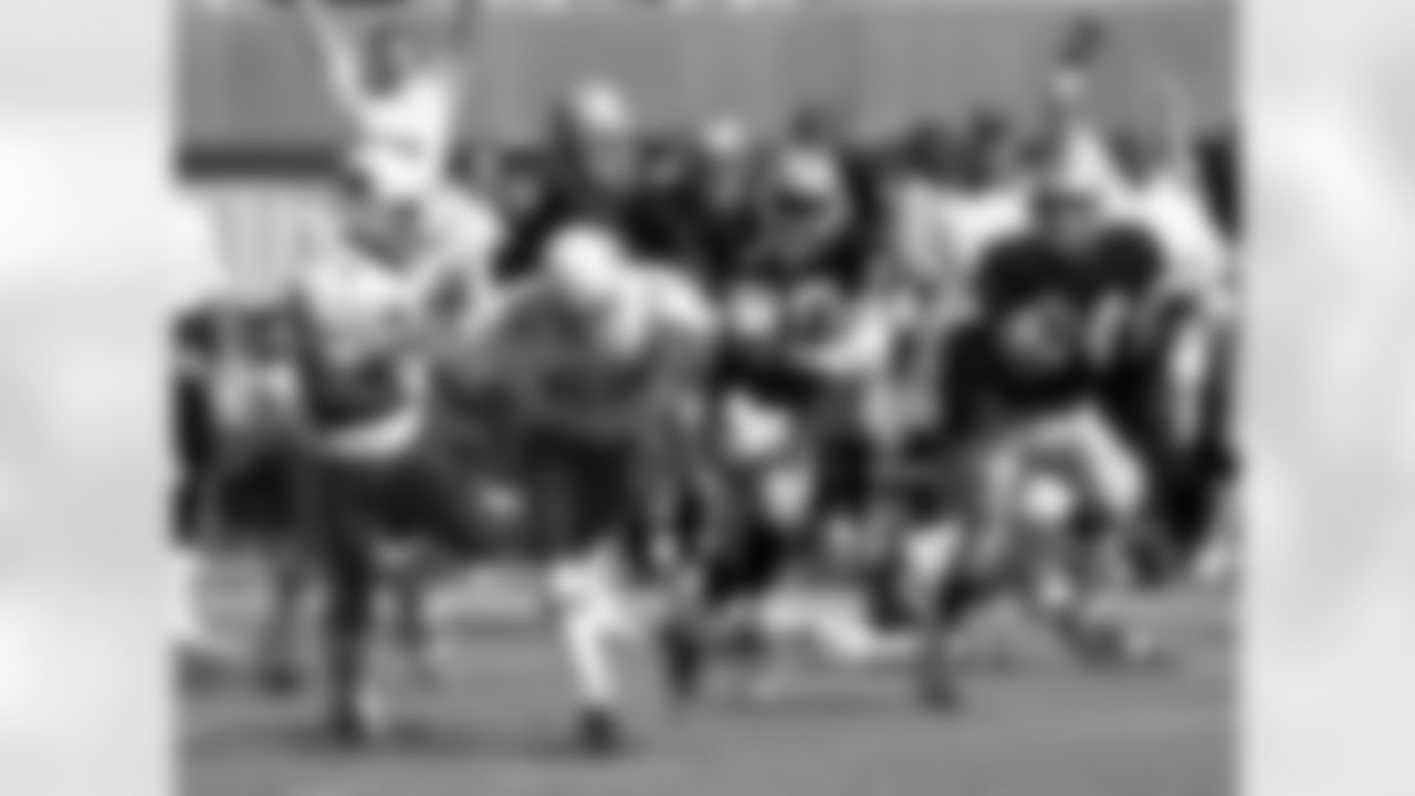 Desmond Howard returns a punt for the Raiders in 1998