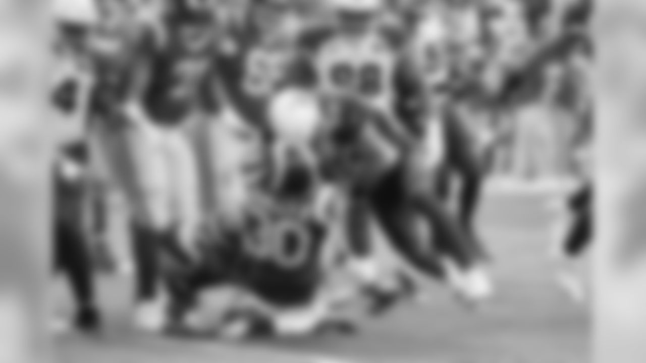 LB Joe Walker with a tackle for loss on Rams RB Todd Gurley.