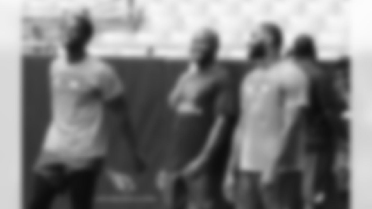 TEs Ifeanyi Momah, Hakeem Valles and Jermaine Gresham