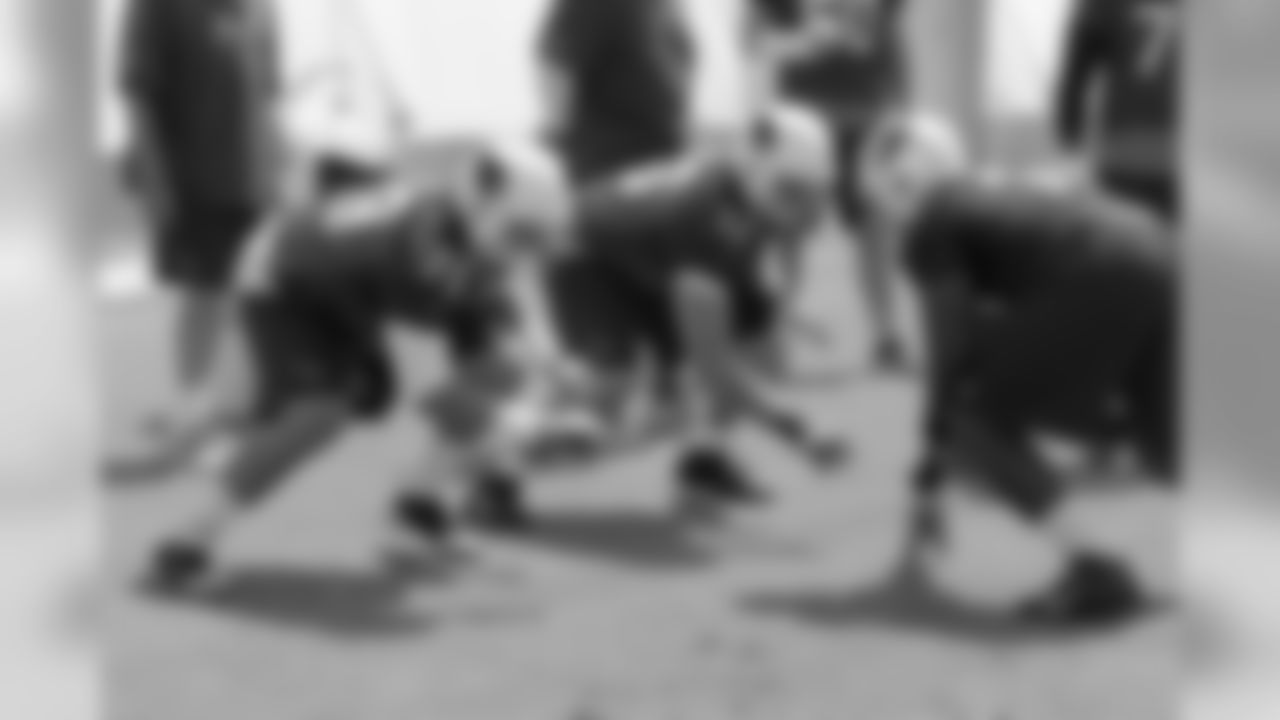 OL Bradley Sowell (79) and Nate Potter work on their run block technique